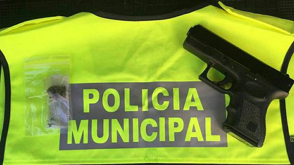 Un joven amenaza con una pistola simulada a un viandante en La Rondilla