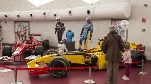 Al fondo, el Ferrari que pilotó Fernando Alonso