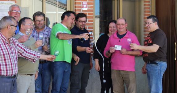 Vecinos agraciados se disponen a brindar frente a la puerta del establecimiento hostelero. 