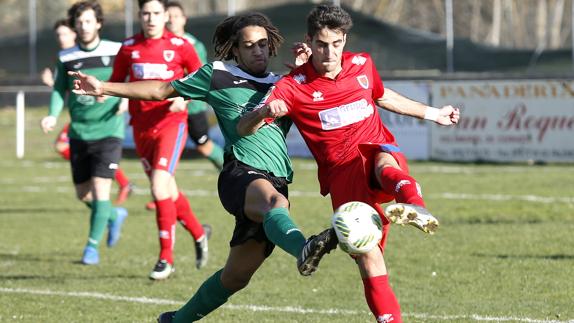 Fer lucha por un balón, en el partido de la pasada jornada contra el Numancia B. 