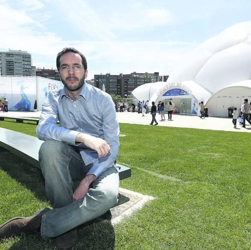 Enrique Gato posa ante la Cúpula del Milenio de Valladolid