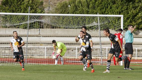 Los jugadores de Unionistas celebran el tanto de la victoria en el partido de la primera vuelta ante el Zamora. 