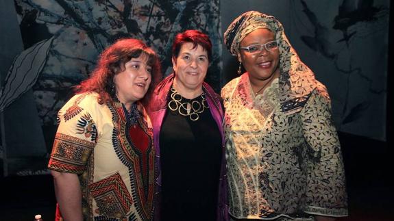 Pilar Requena (i), Clara Luquero y Leymah Gbowee, en el Encuentro de Mujeres de Segovia.