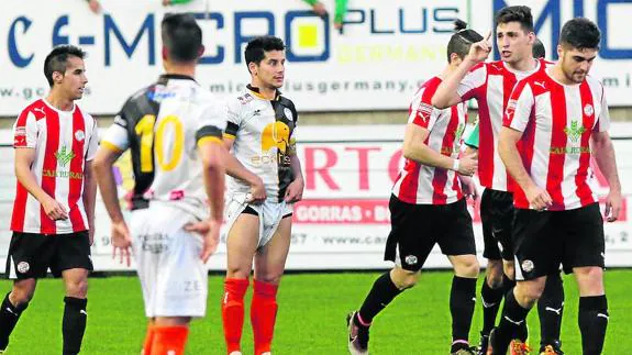 Los jugadores del Zamora celebran uno de sus goles ante Unionistas ante la mirada de Sito Cruz.