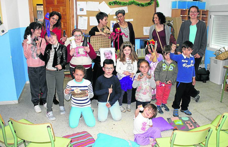 Los alumnos de San Miguel de Valero muestran los títeres realizados en el día de ayer, tras la actuación. 