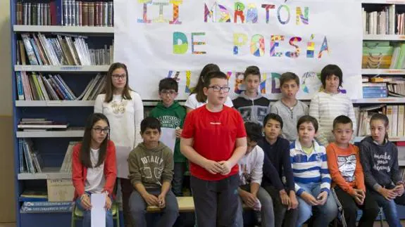 Uno de los alumnos del colegio Tierra de Pinares de Mojados recita un poema.