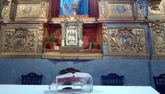 Urna de cristal blindado, con la reliquia en su interior, frente al retablo renacentista del siglo XVI del altar mayor. El Norte