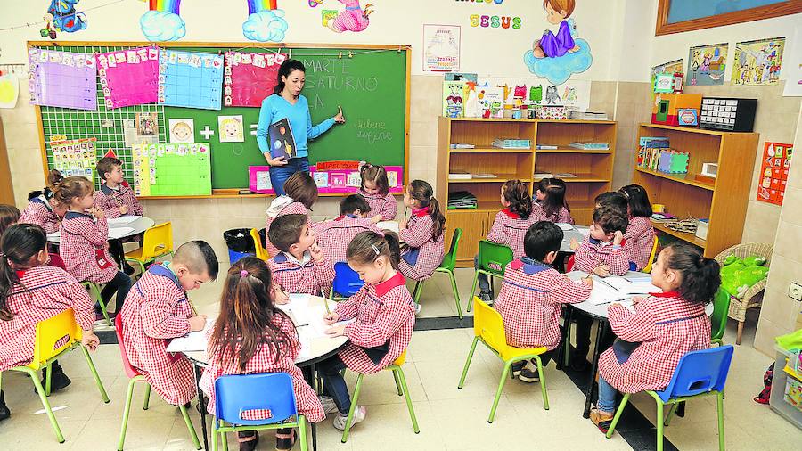 La clase de segundo de Infantil atiende a la profesora.