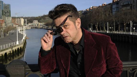 Santiago Auserón en una imagen tomada en la ría de Bilbao. 