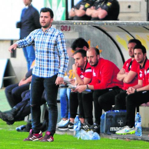 Astu y su cuerpo técnico en Zamora el domingo. 