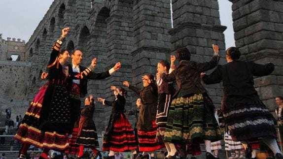 Jóvenes de la Asociación Andrés Laguna bailan la jota junto al Acueducto. El Norte