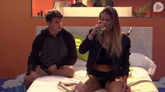 Antonio y Alyson prefieren el 'edredoning' a la hora sin cámaras