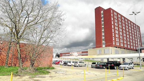 Terrenos situados junto al edificio de hospitalización donde está previsto construir el bloque técnico del nuevo hospital de Palencia. 