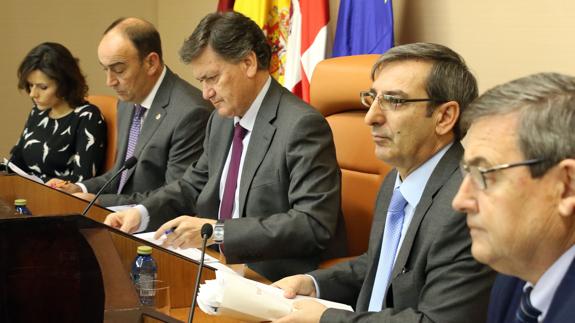 Miembros del equipo de gobierno de la Diputación, durante el pleno. 