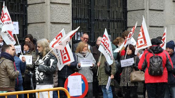 Concentración convocada por Comisiones Obreras ante los juzgados de Segovia, ayer. 