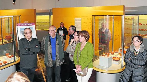José Antonio Mínguez, izquierda, ayer en el museo. 