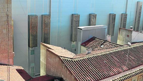 El muro que supone la parte trasera del hotel colindante con los patios de vecinos de los bloques de Alarcón. 