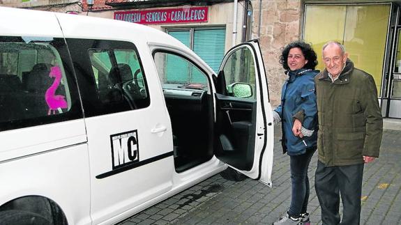Elena Fañanas Valdés lleva a un usuario a tomar café. 