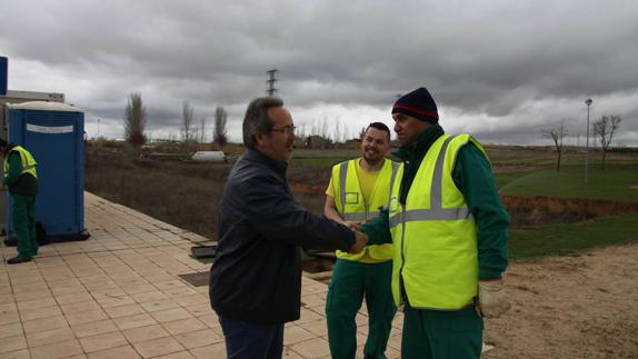 El alcalde de Zamora, Francisco Guarido, saluda a alumnos de formación dual de instalación y mantenimiento de jardines. 