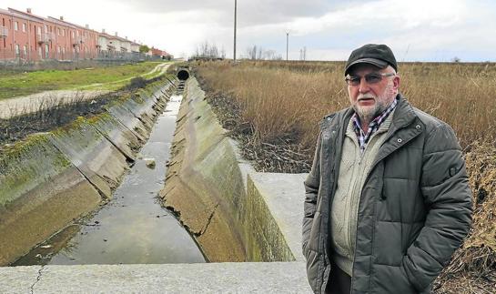 Moisés Fernández, junto a una acequia de riego en Cascón de la Nava. 