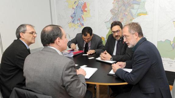 Manuel Saravia durante el encuentro con los responsables de Renfe, Adif y de la UVA. 