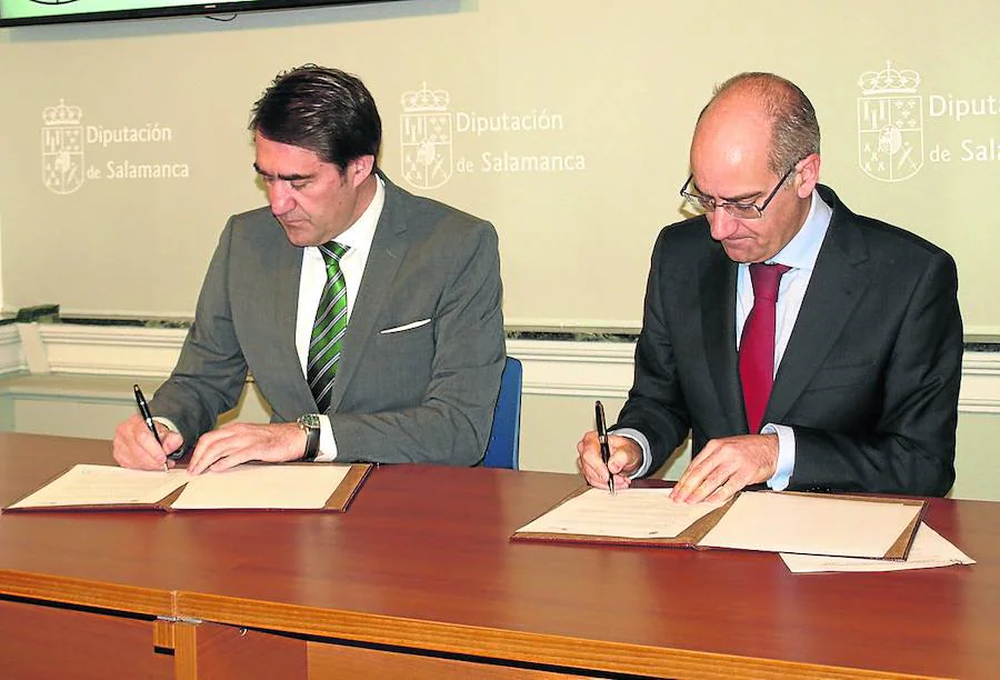 Juan Carlos Suárez-Quiñones y Javier Iglesias ayer durante la firma del protocolo. 