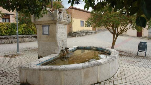 Fuente pública de Roturas, donde se ha colocado uno de los bandos que informa del exceso de nitratos en el agua potable. 