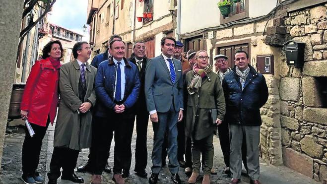 El consejero de Fomento, Juan Carlos Sánchez-Quiñones (en el centro), durante su visita ayer a Mogarraz. 