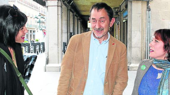 Pedro Escolar, portavoz de STEs Castilla y León, flanqueado por Sandra García (izq.) y Elisa Calatrava, del sindicato en Segovia. 