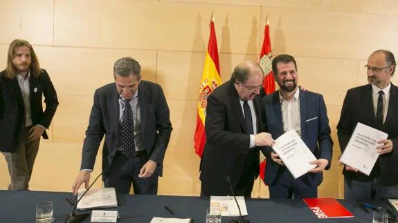 Pablo Fernández (Podemos), Juan José Sanz Vitorio (PP), Juan Vicente Herrera, Luis Tudanca (PSOE) y Luis Fuentes (Ciudadanos).