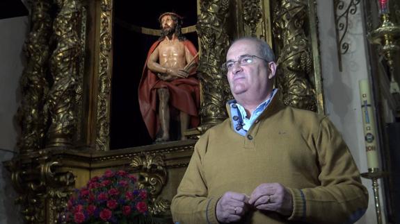 Juan Antonio Hernando Cañas, hermano mayor del Santo Cristo de los Artilleros, con el Ecce Homo de Gregorio Fernández que atesora la Vera Cruz.