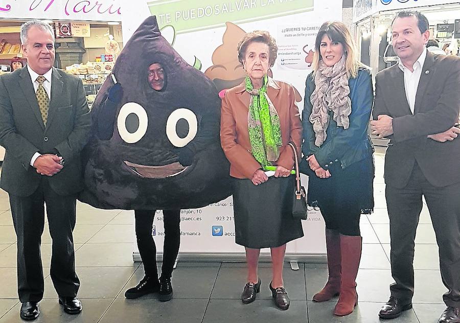 Representantes de la Diputación, la AECC y la Asociación de Hosteleros, ayer en el Mercado Central. 