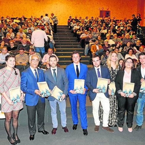 El presidente de la Junta de Cofradías, con el concejal de Cultura y los colaboradores de la revista. 