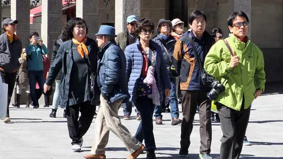 Un grupo de turistas chinos pasea por la avenida del Acueducto durante su visita a Segovia