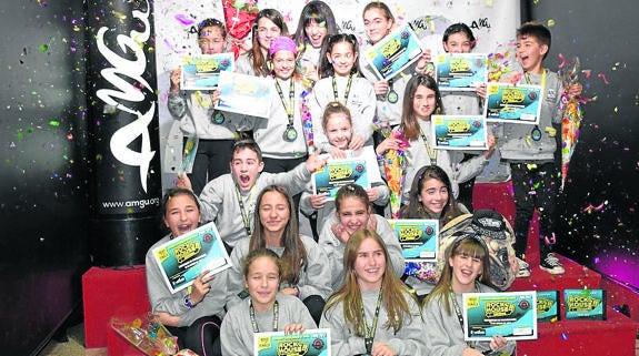 Los miembros de AMGu Dance posan a su llegada a Guardo.