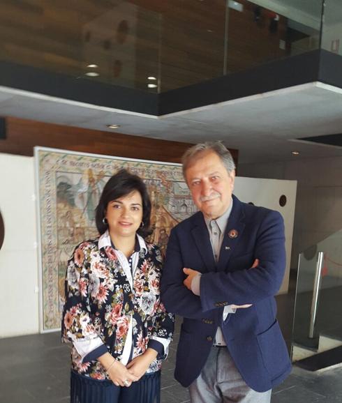 El periodista Paco Lobatón posa con la alcaldesa de El Espinar, Alicia Palomo. El Norte