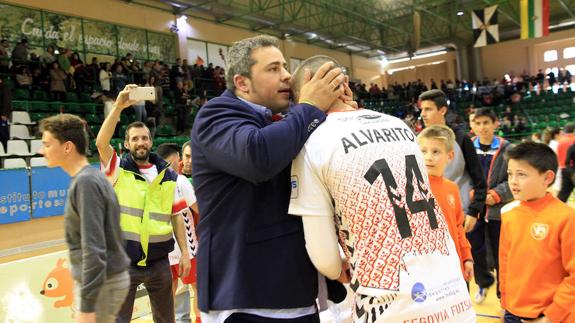 El presidente Álvaro Fernández se abraza con Alvarito al término del partido.