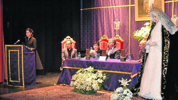 Virginia Sánchez, musicóloga y pianista, fue la encargada ayer de pregonar la Semana Santa en el teatro Calderón.