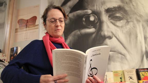 El libro que surgió de un dolor de clavícula durante un vuelo