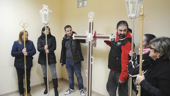 La cofradía de Nuestra Señora de la Piedad presenta la cruz de guía que estrenará esta Semana Santa. 