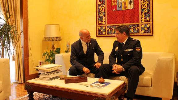 : El subdelegado del Gobierno de Zamora y el nuevo comisario jefe de la Policía Nacional. 