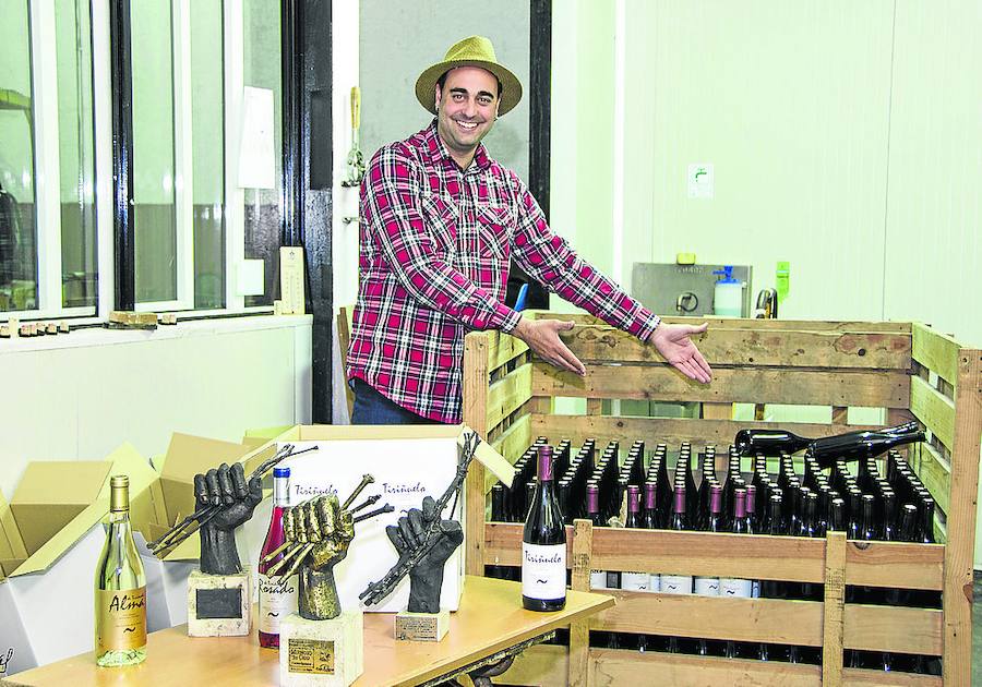 Raúl Díaz de Dios dentro de la bodega con el vino Tiriñuelo.