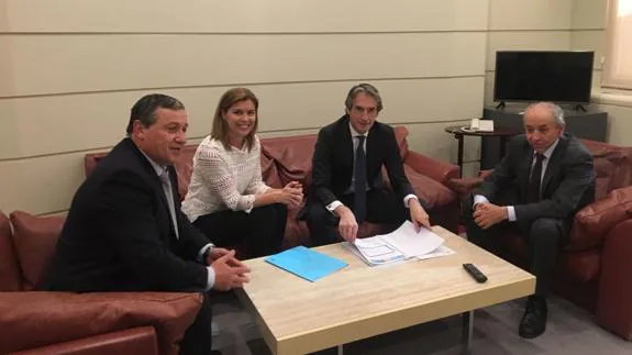 Los senadores del PP por Zamora, en la reunión con el ministro de Fomento.