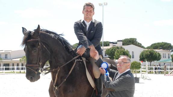 Domingo Tinaquero entrega un premio.