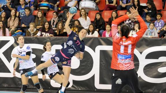 Amaia González de Garibay lanza a portería. 