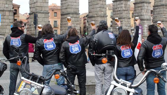 Los seis embajadores de la campaña brindan a los pies del Acueducto. Antonio de Torre