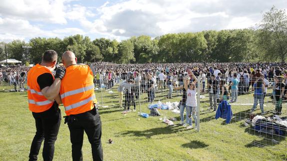 Javier Atienza, el director de seguridad de la fiesta, a la izquierda, durante la edición del año pasado.ANTONIO QUINTERO