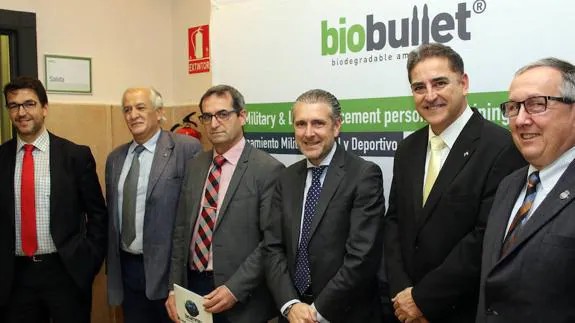 El empresario Enrique López-Pozas (segundo por la derecha) junto a representantes de la FEs y de la Junta y el alcalde de Santa María la Real de Nieva, Jaime Pérez (tercero por la izquierda). 