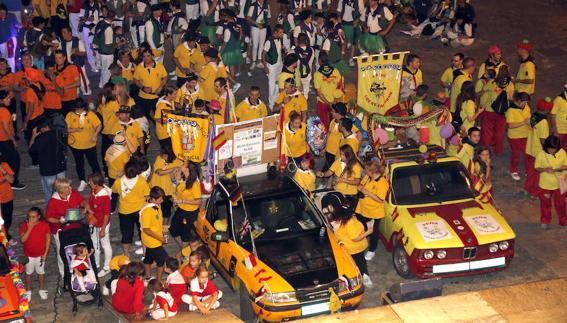 Las peñas en la plaza Mayor, durante el pregón del año pasado. 