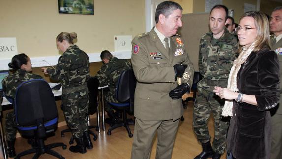 Carme Chacón, cuando fue ministra de Defensa, en su visita a la Academia de Artillería de Segovia. 